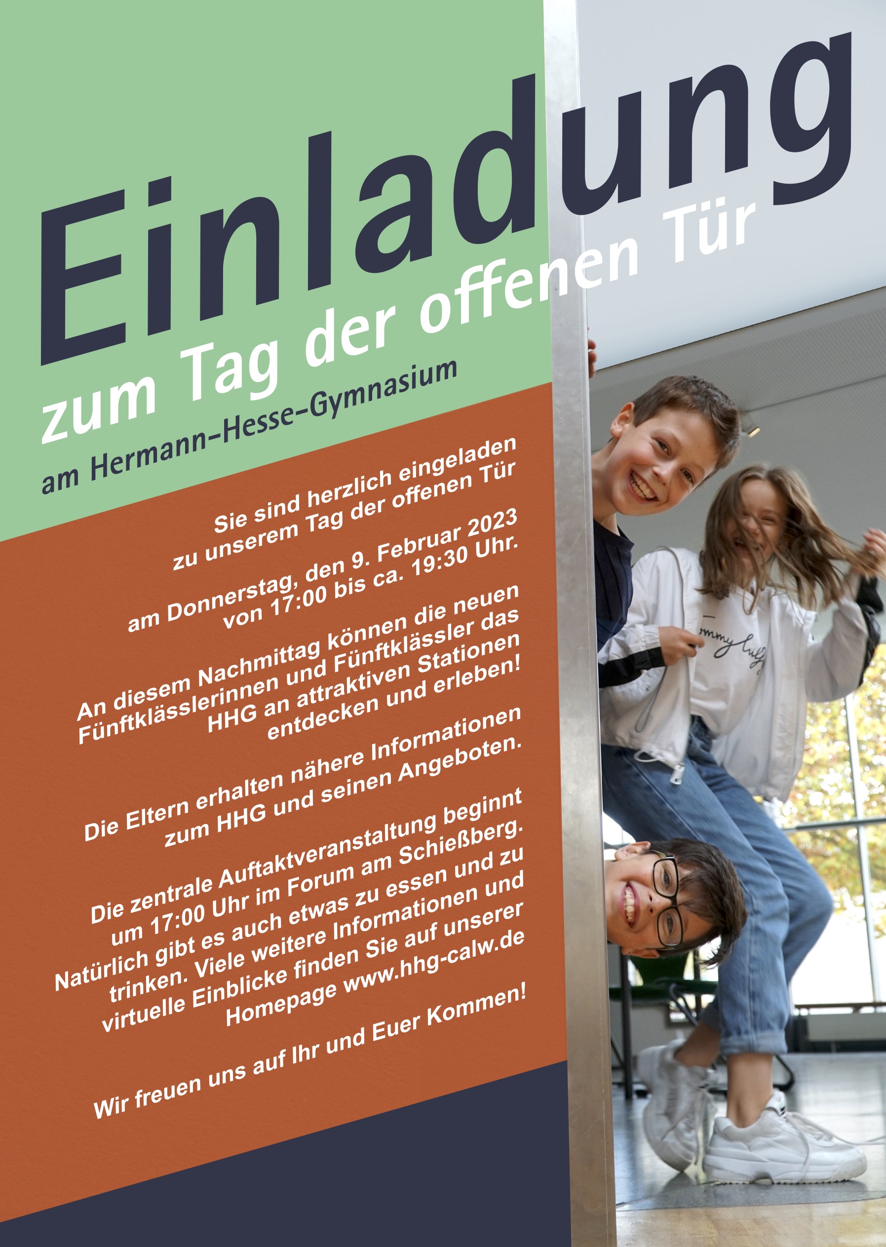 Plakat zur Hälfte Text zur Hälfte drei gut gelaunte SchülerInnen